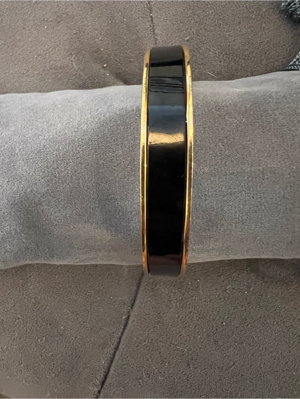 Vince Camuto Black Enamel Gold Tone Bangle Bracelet Chic Classic - Picture 2 of 5